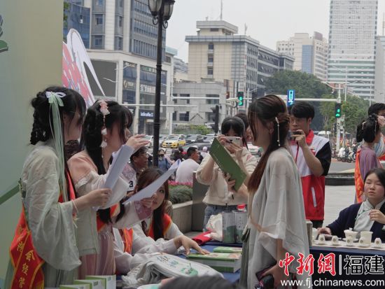 　　图为食品安全科普宣传活动现场，市民与志愿者打卡互动。中新网记者 叶秋云 摄